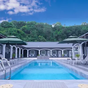 Ośrodek wypoczynkowy Cenang With Pool By Virgo Star 